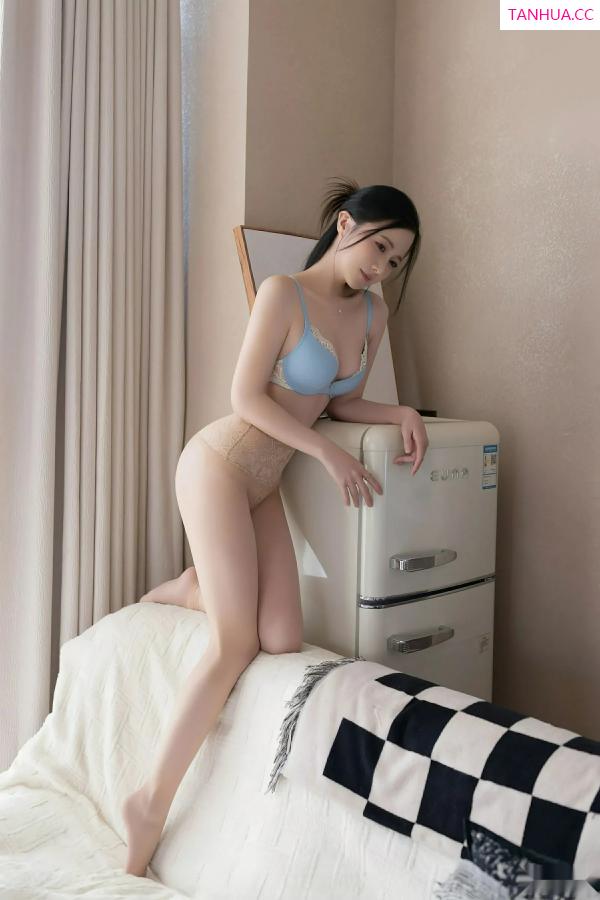 鱼子酱fish  [XiuRen]高清写真图 2025.08.01 No.10615 鱼子酱Fish 肉色丝袜第44张图片